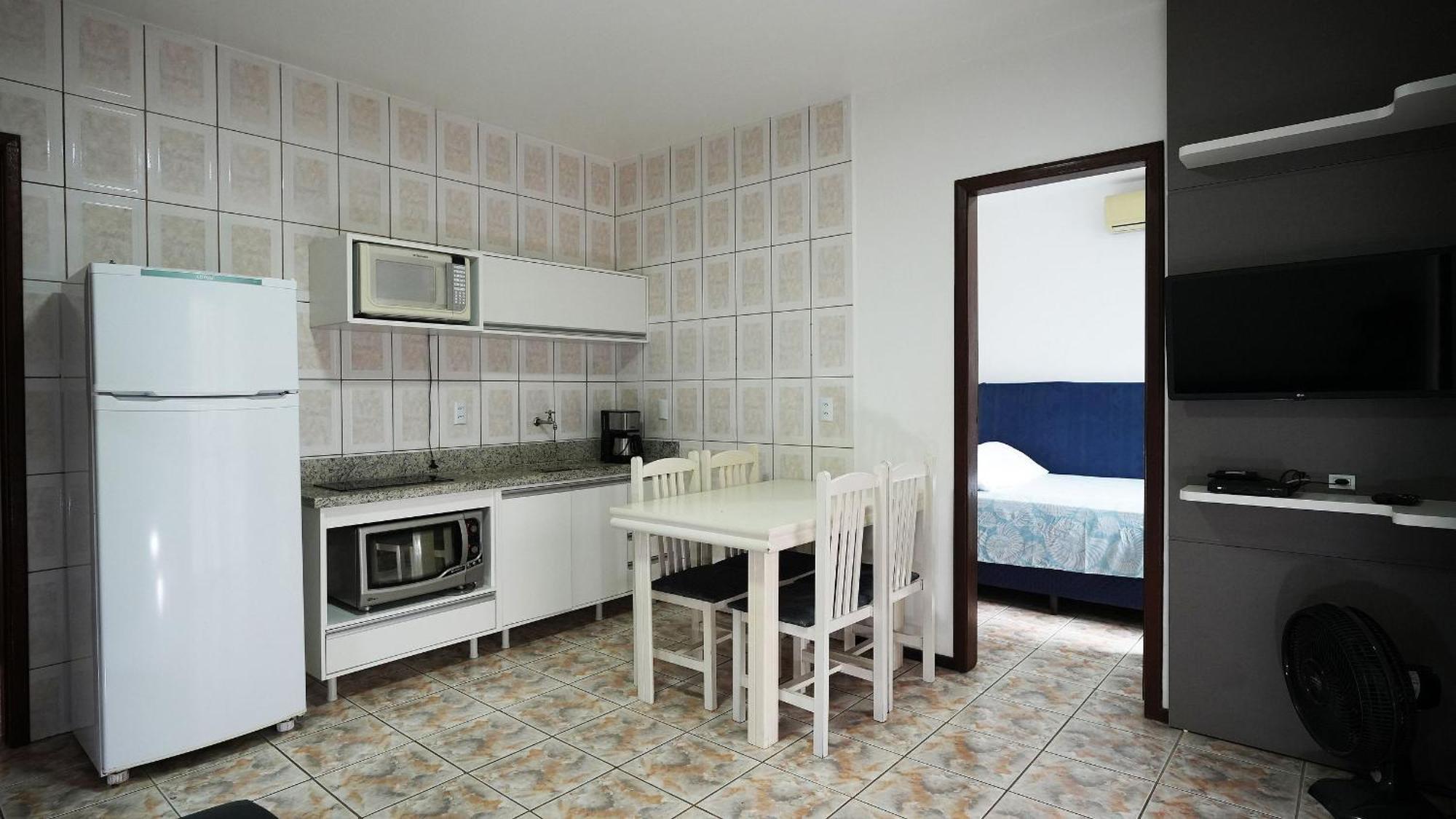 Residencial Adolfo - Mestre Naro Бомбиняс Екстериор снимка